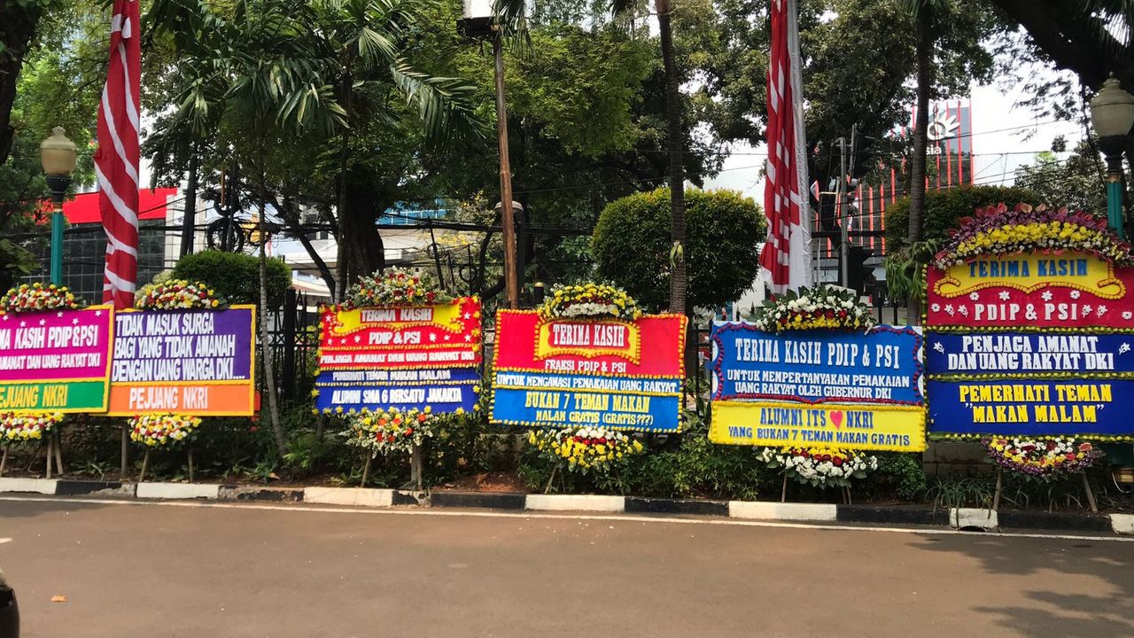 Penampakan Gedung DPRD DKI Dibanjiri Karangan Bunga Dukungan Hak Interpelasi Anies Baswedan