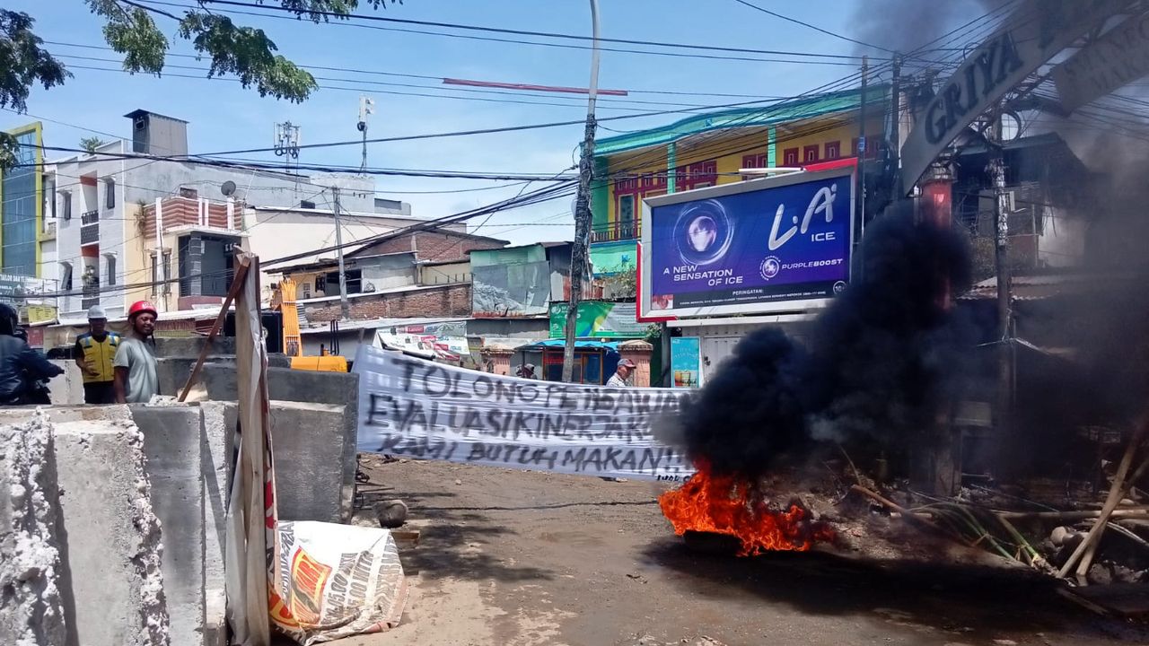 Warga Makassar Ngamuk Lihat Pengerjaan Jalan Rusak di Antang Belum Dirampungkan