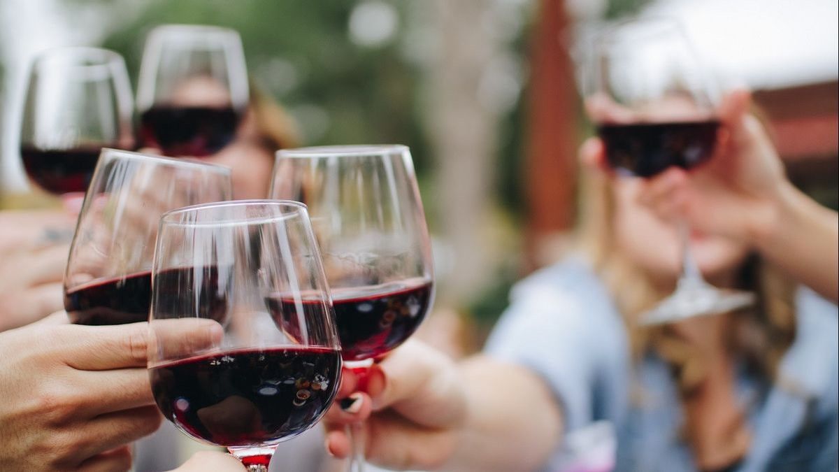 Tata Cara Minum Wine hingga Cara Memegang Gelas Wine yang Tepat