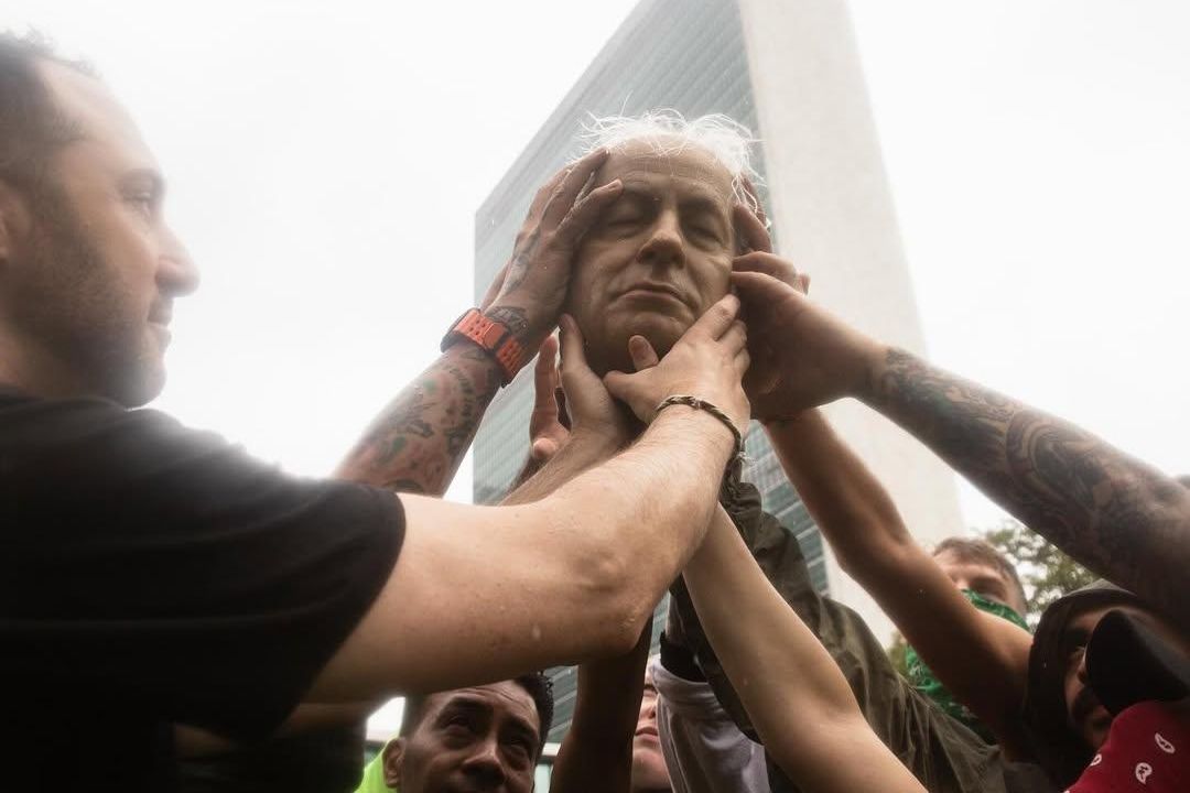 Main bola pakai kepala netanyahu (Instagram/thisisindecline)