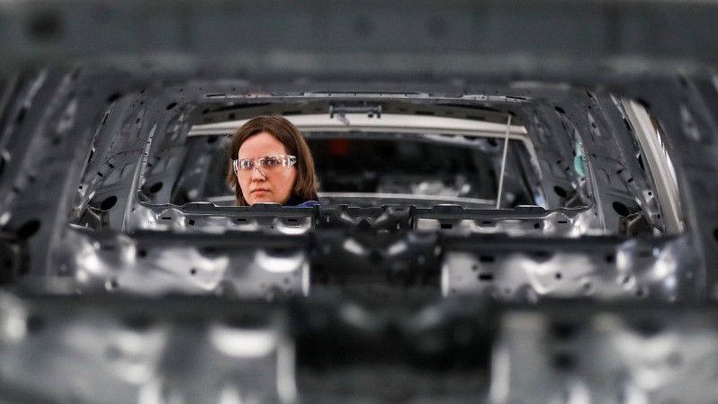 Karena Masalah Pasokan, Penjualan Mobil Rusia Diprediksi Turun 50 Persen