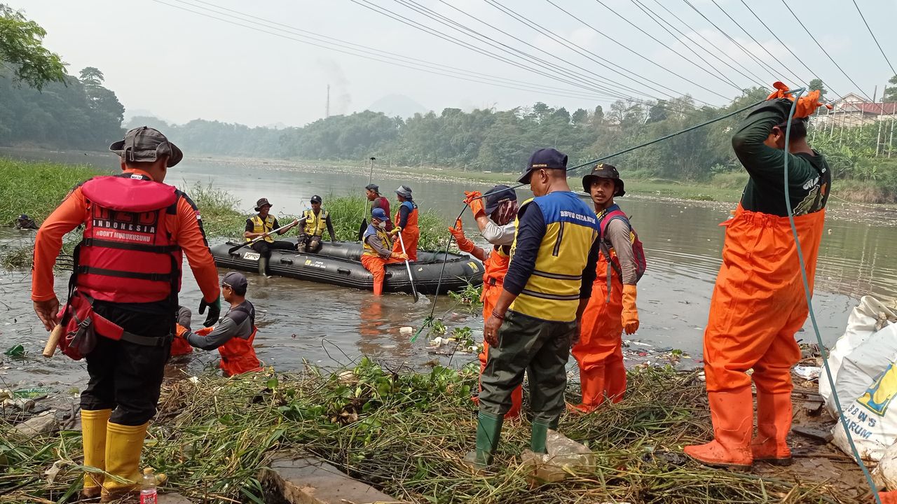 Aliran Sungai Citarum Dipenuhi Sampah, DLH Jabar Siapkan Sanksi Administrasi hingga Pidana