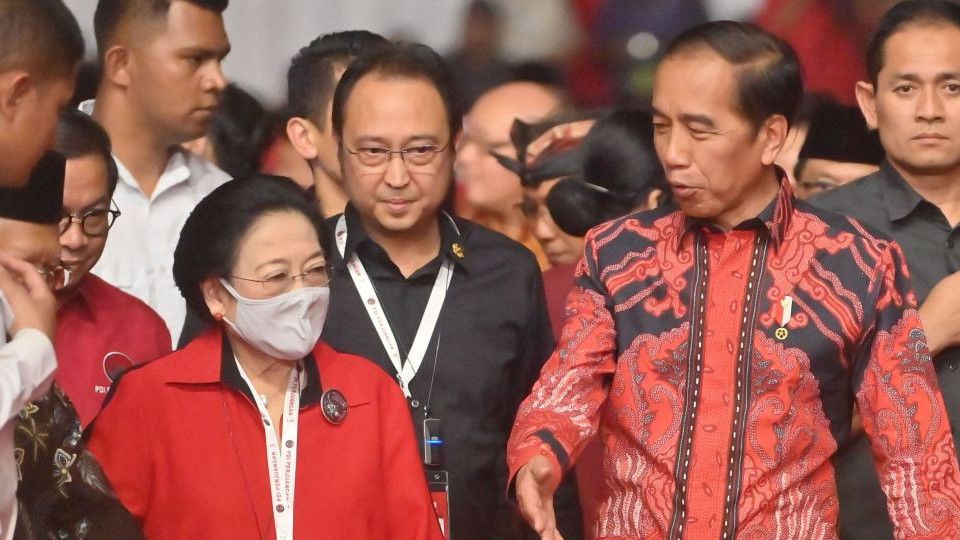 Biar Tak Digebuk Melulu oleh PDIP, Jokowi dan Gibran Disarankan Masuk Golkar