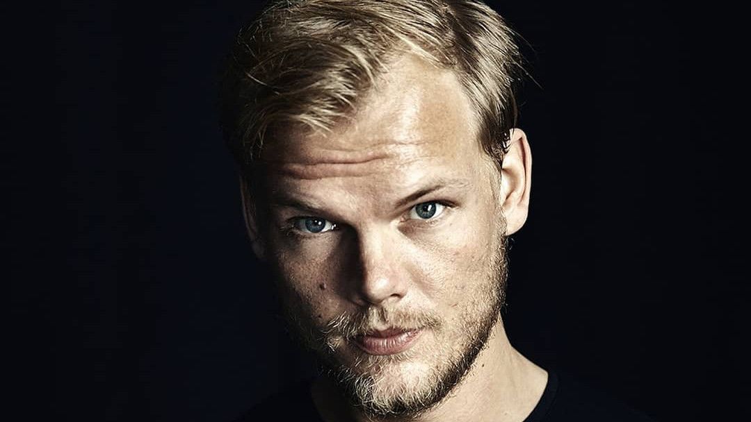 Peringati 6 Tahun Kepergian DJ Avicii, Keluarga Lelang Barang Pribadi untuk Amal