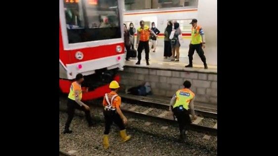 Penumpang Kereta di Stasiun Manggarai Jatuh dan Nyaris Dilindas KRL, Ngeri