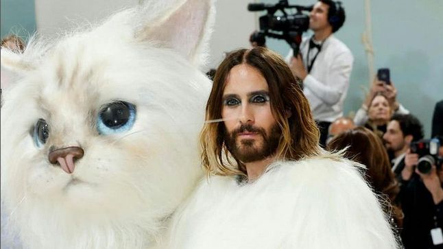 Momen Jared Leto Tampil Nyentrik di Met Gala 2023, Cosplay Jadi Kucing Kesayangan Karl Lagerfeld