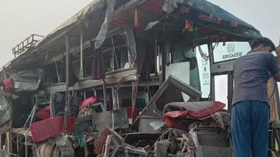 Bus Tingkat Tabrak Kapal Tanker Susu di India, Kondisi Hancur Berkeping-Keping