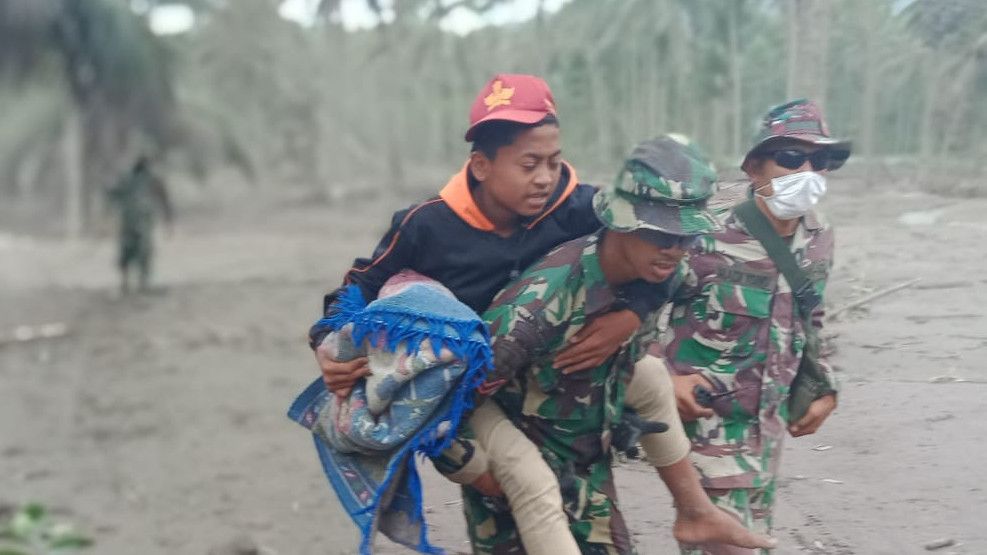 Momen Puluhan Prajurit TNI AU Sisir Warga Korban Erupsi Semeru