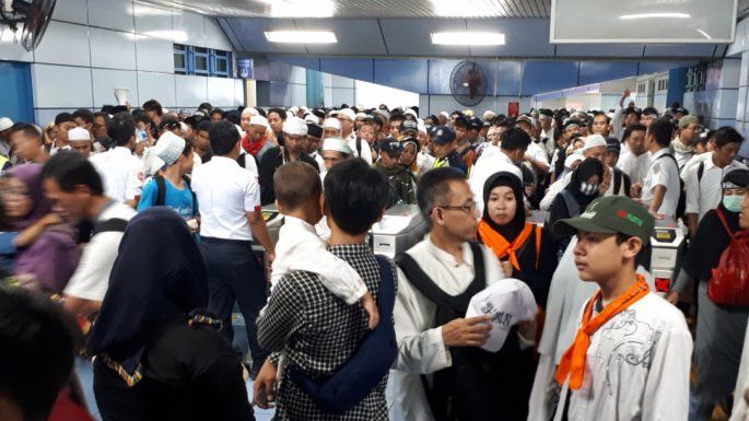 Puji Kereta Cepat Jokowi, Denny Siregar Sindir Alumni Aksi 212: Nanti Kadrun di Bandung Lebih Cepat Reuni di Monas