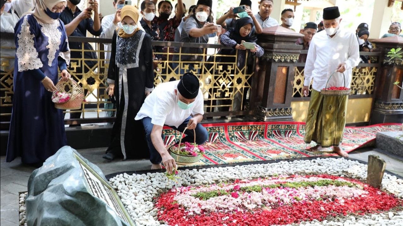 Momen Ganjar Bersama Gus Muwafiq Ziarah ke Makam Bung Karno dan Gus Dur: Teladani Perjuangnya