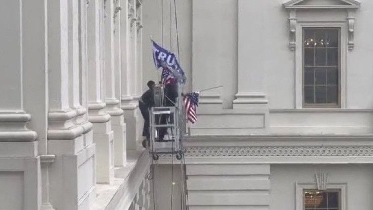 Serbu Gedung Capitol, Demonstran Ganti Bendera AS dengan Bendera Trump
