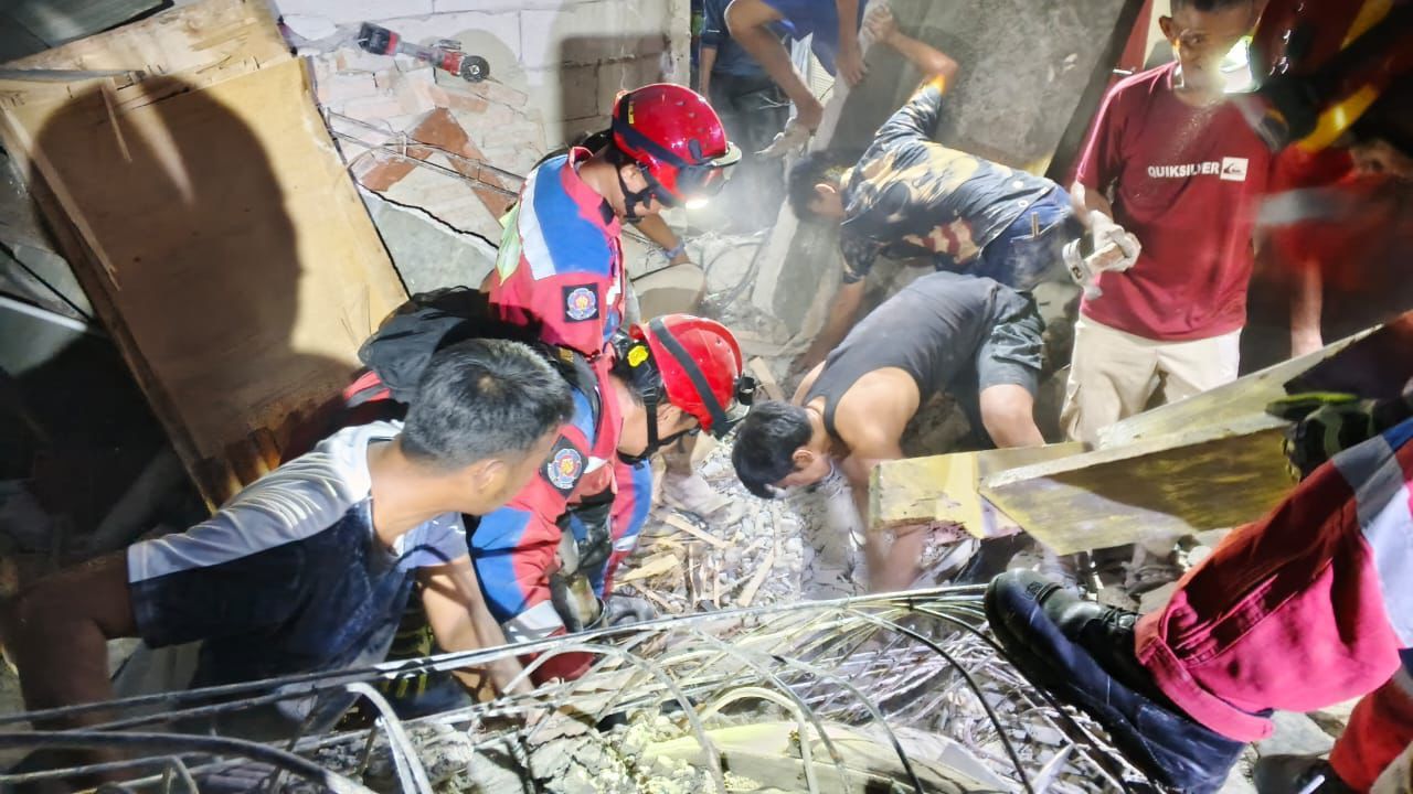 Rumah di Jakut Ambruk, 2 Orang Sempat Terjebak Tertimpa Reruntuhan