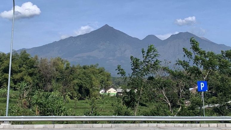 Warga Diminta Tak Dekati Kawah Gunung Arjuno Welirang, Ada Sinar Api Diam di Puncak Gunung