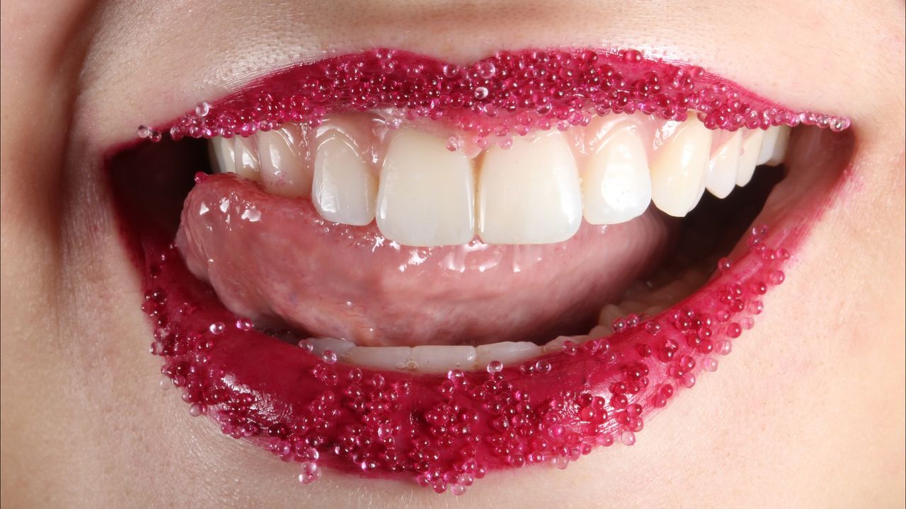 Bikin Bibir Merah Merona, 3 Lip Scrub Alami yang Bisa Dibuat Sendiri