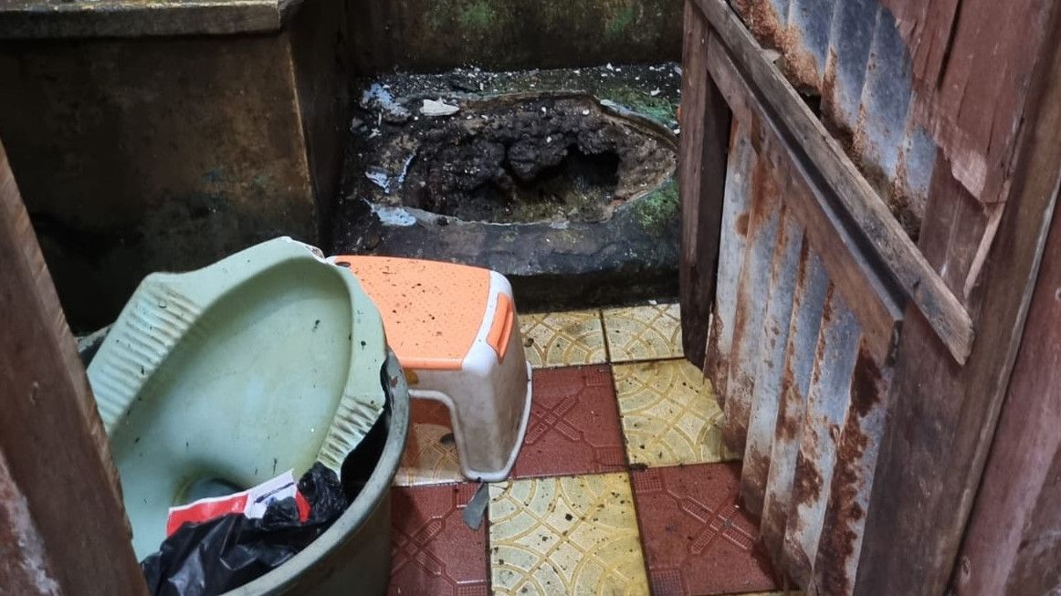 Sebuah Kloset Jongkok di Rumah Jaktim Tiba-tiba Meledak Saat Penghuni Ingin Buang Air