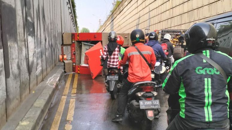 Kronologi Mobil Damkar Terguling di Underpass Pasar Minggu Jakarta Selatan