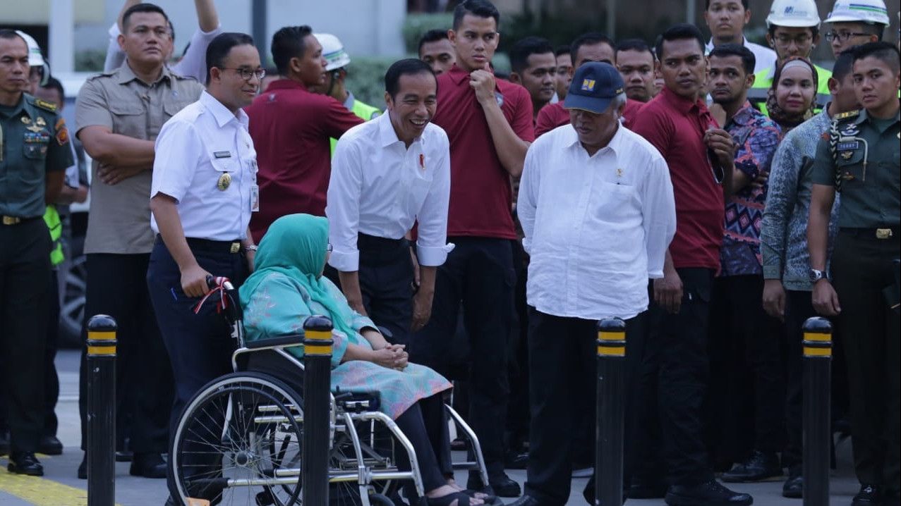 Ke IKN Meski Tak Diajak Berkemah, Anies Bawa Tanah Kampung Akuarium untuk Jokowi