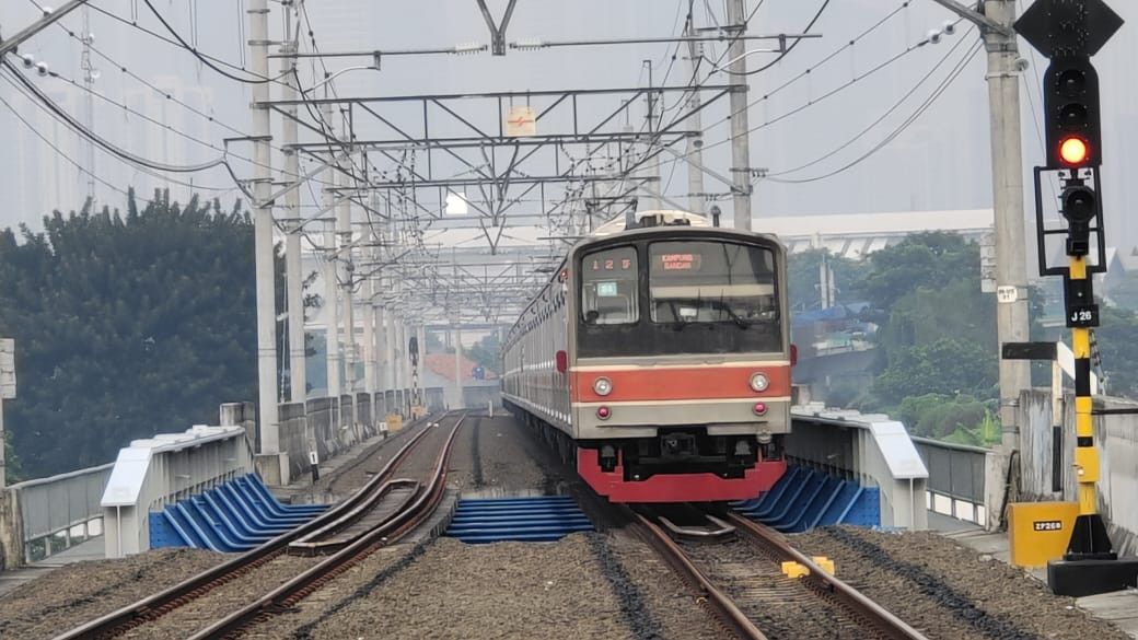 Satu Mobil Tertabrak KRL di Klingkit Jakbar Semalam, Sopir dan Penumpang Luka Parah