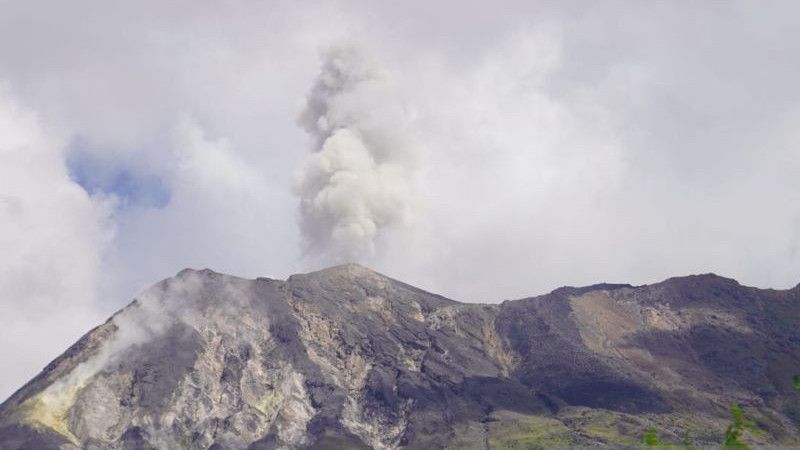 Update Kondisi Gunung Api Ile Lewotolok NTT, Puncak Kawah Penuh Lava