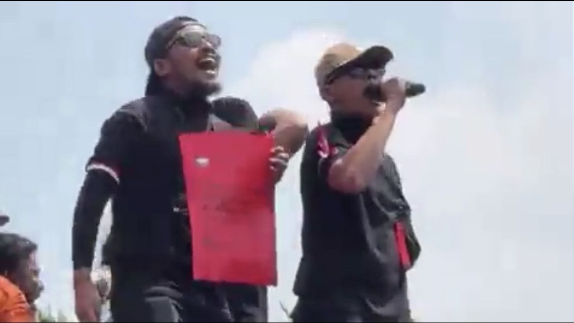 Komika dan Massa Nyanyikan Lagu “Agak Laen” di Depan Gedung DPR, Bene Dion Respons Begini