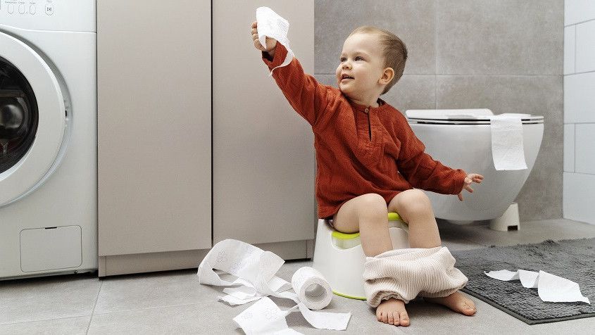 Tak Perlu Dipaksa, Ini Tips Latih Anak Agar Lancar Toilet Training