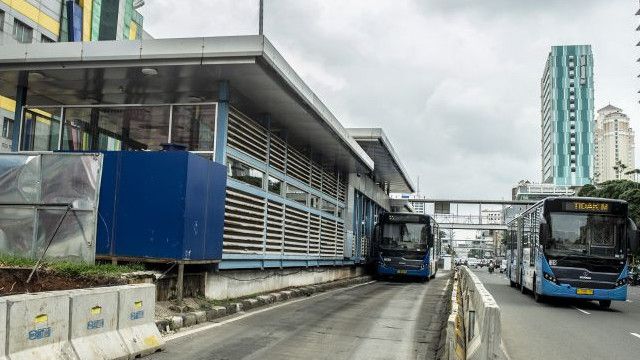 TransJakarta Sesuaikan Layanan Rute Akibat Banjir, Rute Mana Saja?
