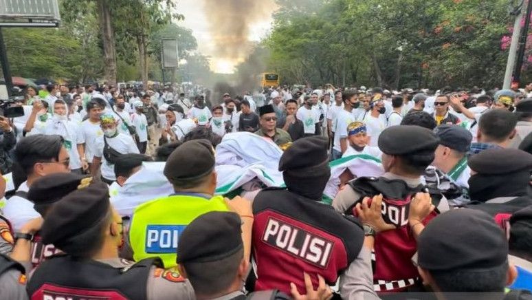 Ratusan Massa Beratribut PKB Gelar Unjuk Rasa Bubarkan Muktamar di Bali