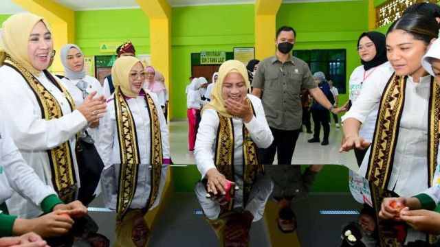 Datang ke Lampung, Iriana Jokowi Dekatkan Diri dengan Anak-Anak Lewat Congklak dan Bekel