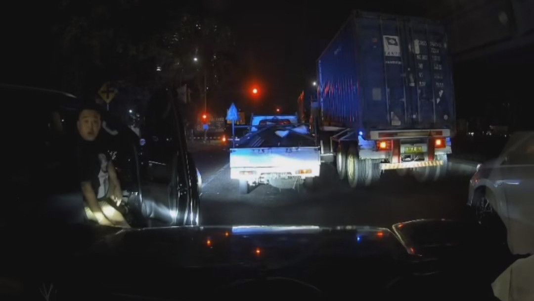 Viral Sopir Fortuner Berpelat Polri Ngamuk Keluarkan Tongkat Saat Disalip di Jalan PIK