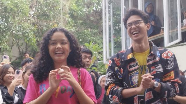 Cerianya Tia Baswedan dan Alam Ganjar Saat Main Uno Bareng Anak Muda Jakarta
