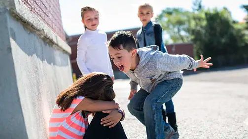 Ciri-Ciri Anak Jadi Korban Bullying, Orangtua Wajib Tahu!