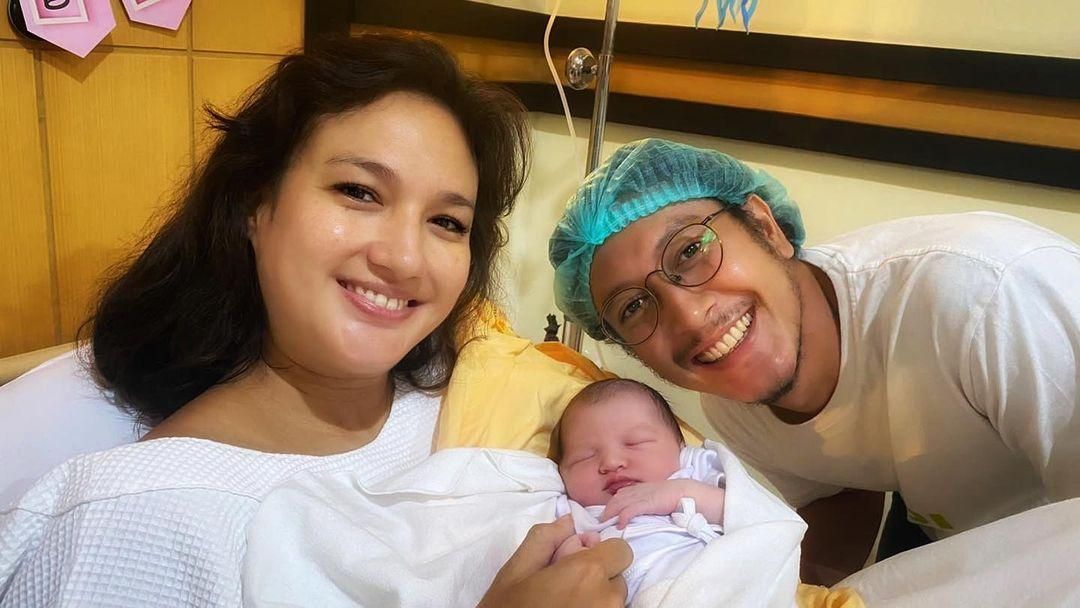 Nadine Chandrawinata, Dimas Anggara, dan anaknya (Foto: Instagram/@dimsanggara)