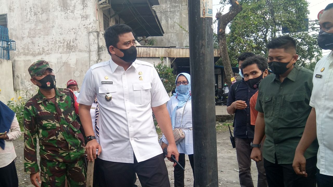 Aksi Wali Kota Medan Bobby Nasution Cek Gorong-gorong Tersumbat, Mirip Siapa?