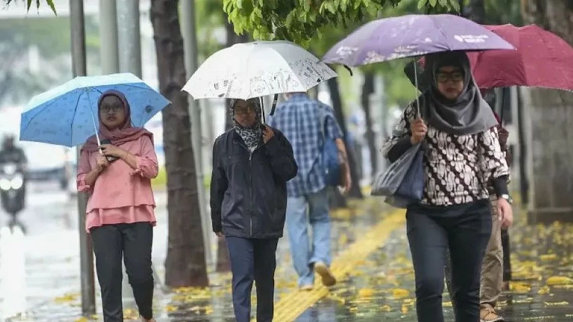 Mayoritas Wilayah Jakarta Hujan Hari Ini, Jaksel dan Jaktim Disertai Petir Sore Hari