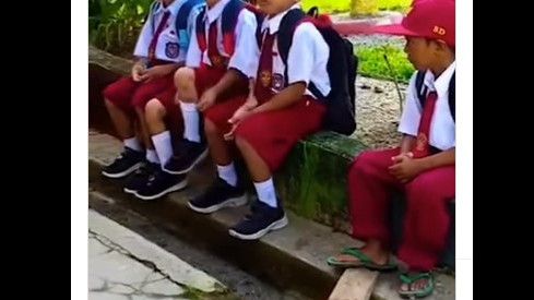 Murid SD Baru di Sulbar Pakai Sandal ke Sekolah, Usai Viral Pemerintah Membantu