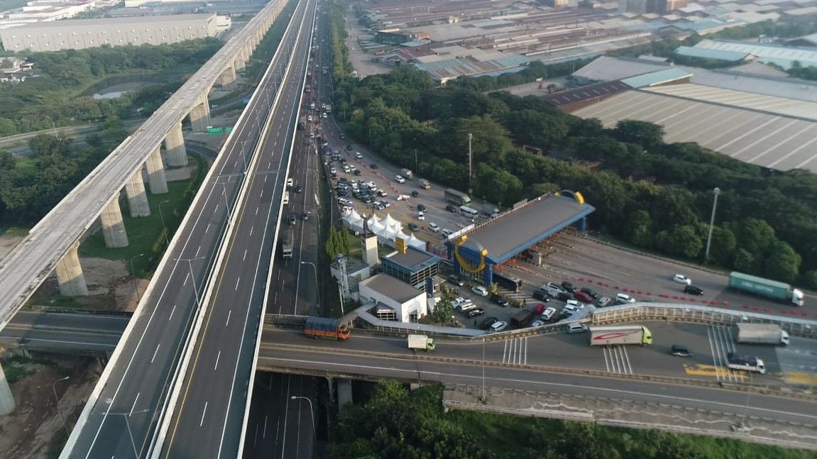 FOTO: Tampak Udara Kondisi Lalu Lintas Terkini di Sekitar Gerbang Tol Cikarang 3