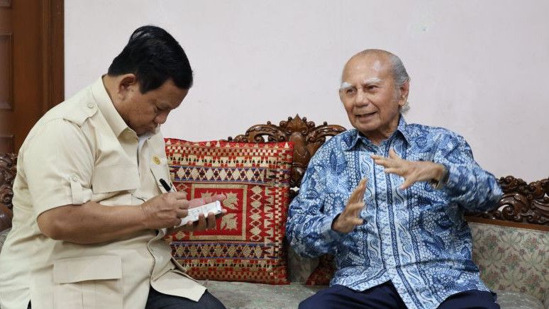 Momen Prabowo Serius Catat Pesan dari Emil Salim