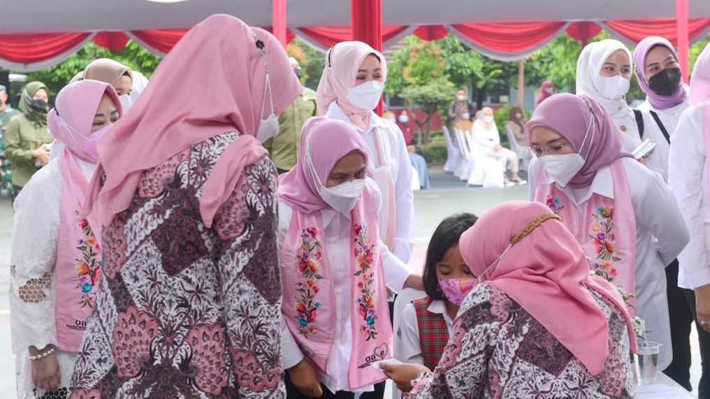 Momen Iriana Jokowi Tinjau Vaksinasi Anak: Lancar Semua ya?