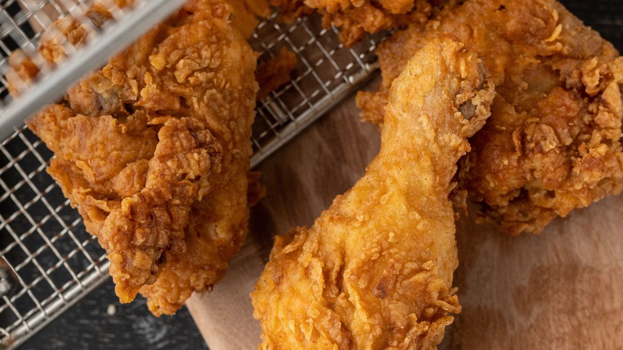 Mengupas Rahasia Dapur Restoran Cepat Saji Bikin Ayam Goreng Renyah dan Gurih