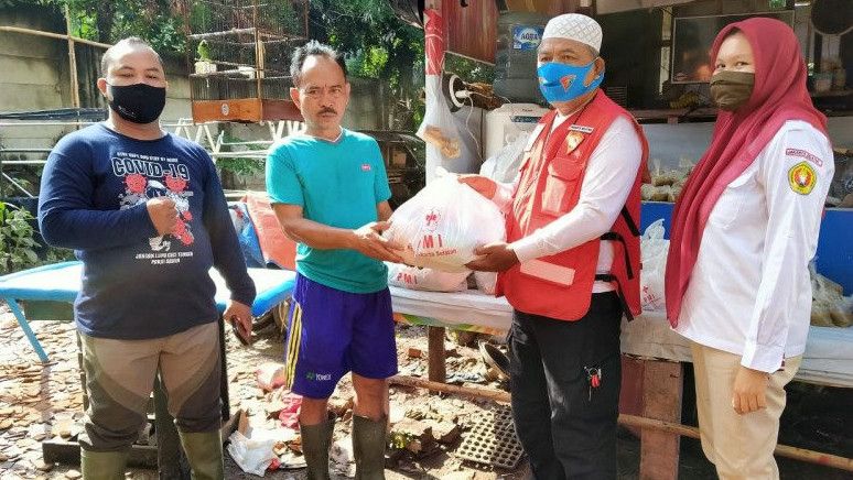 PMI Jaksel Salurkan 600 Makanan ke Korban Banjir Ciganjur