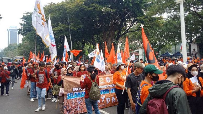 Massa Aksi Buruh Mulai Padati Jalan Medan Merdeka Selatan Jakarta