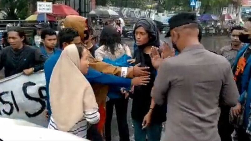 Mengenang Aksi 2 Perempuan yang Bubarkan Demonstrasi di Jalanan Makassar, Keren Ya?