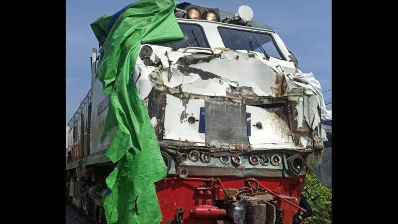 Tertabrak Truk di Probolinggo, Kereta Pandalungan Penyok dan Rusak Parah