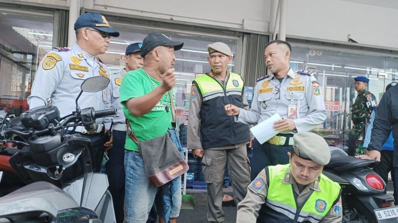 Tukang Parkir di Jaksel Bingung Mau Kerja Apalagi Usai Kerjannya Ditertibkan Aparat