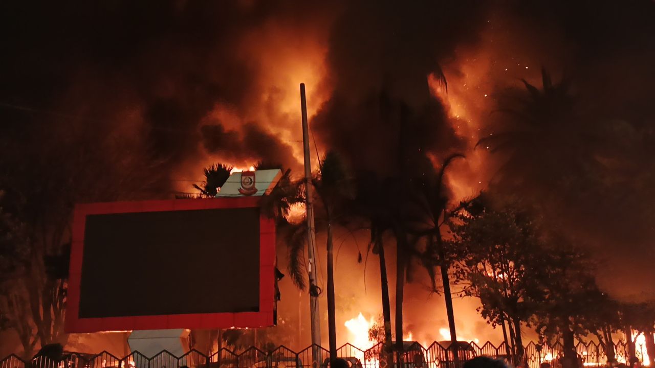 BEM se-Makassar Angkat Suara Soal Pembakaran Gedung DPRD Makassar: Bukan Ulah Kami!