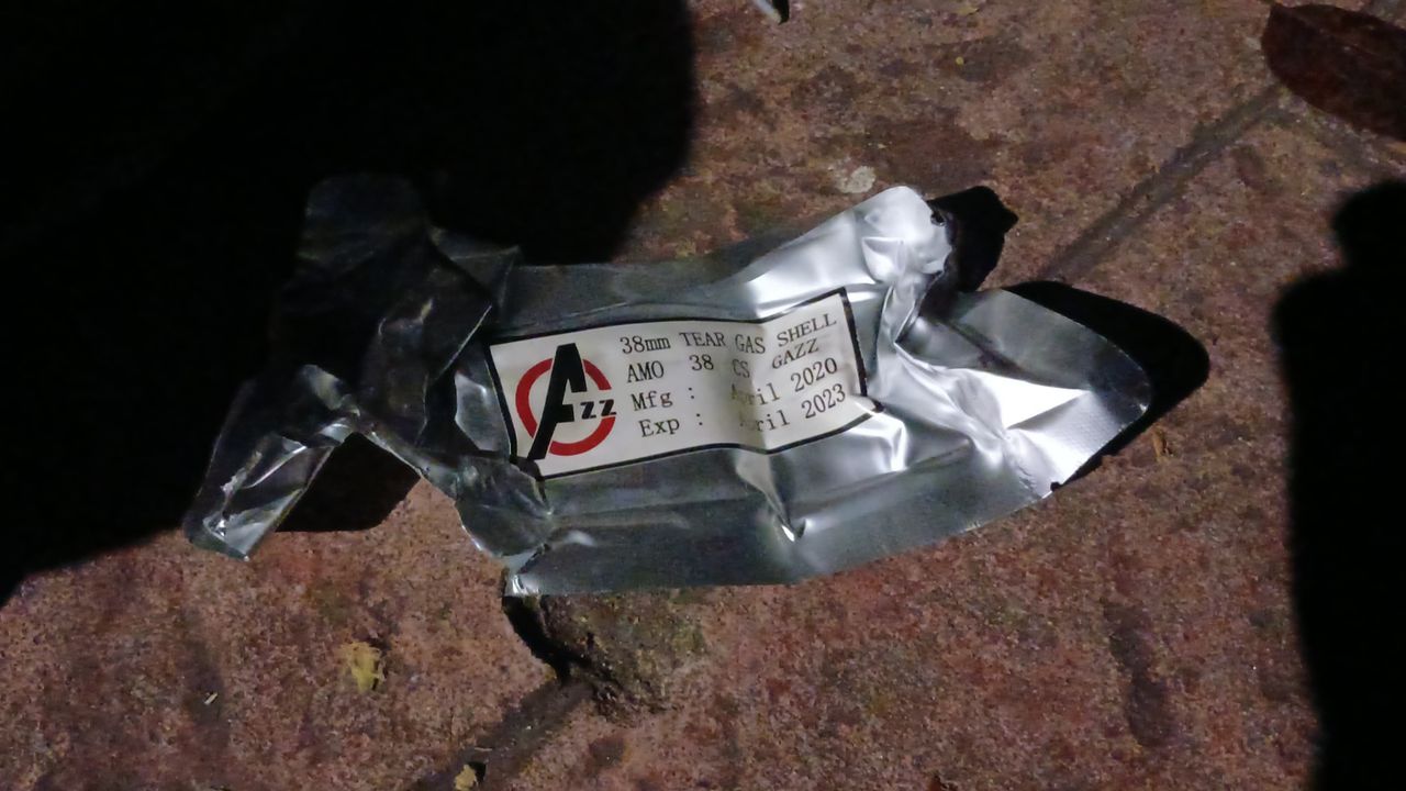 Demi Bubarkan Massa Pedemo, Polisi Tega Pakai Gas Air Mata Kadaluarsa