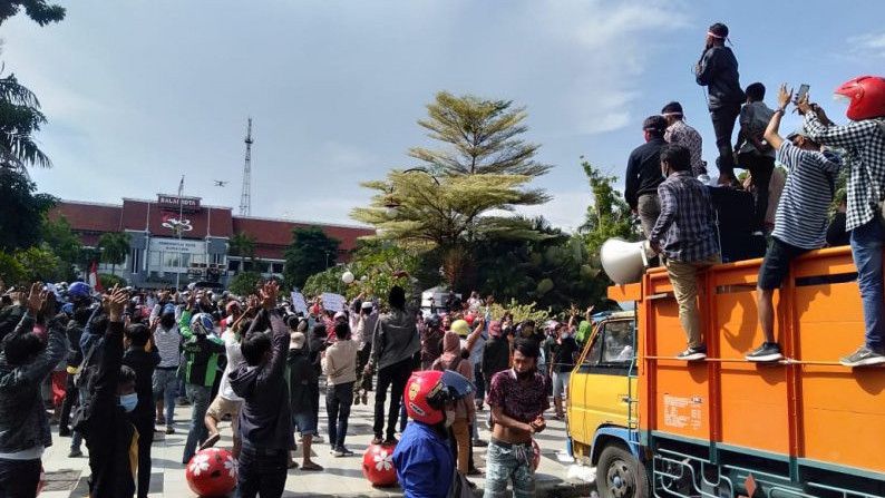 Aksi Warga Kepung Balkot Surabaya: Di Madura Tidak Ada Corona yang Ada Markona