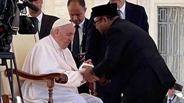 Sopan Banget, Menag Yaqut Panggil Paus Fransiskus 'Yang Mulia' di Vatikan