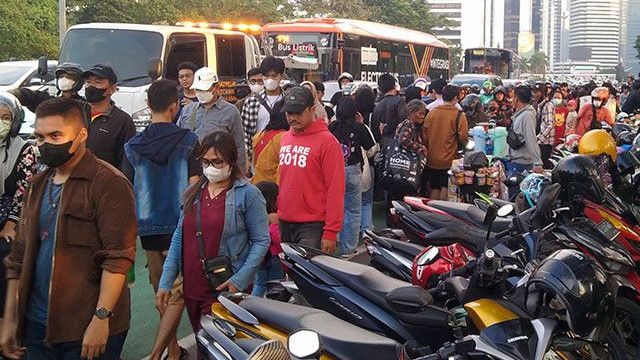 Polisi Tutup Sementara Lokasi CFW Akibat Macet di Jalan Sudirman: Jalur Pedestrian Penuh Motor Parkir