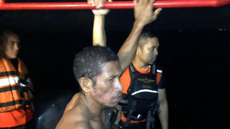 Tim SAR Gabungan Evakuasi 6 Penumpang Perahu yang Terbalik di Perairan Banggai Laut